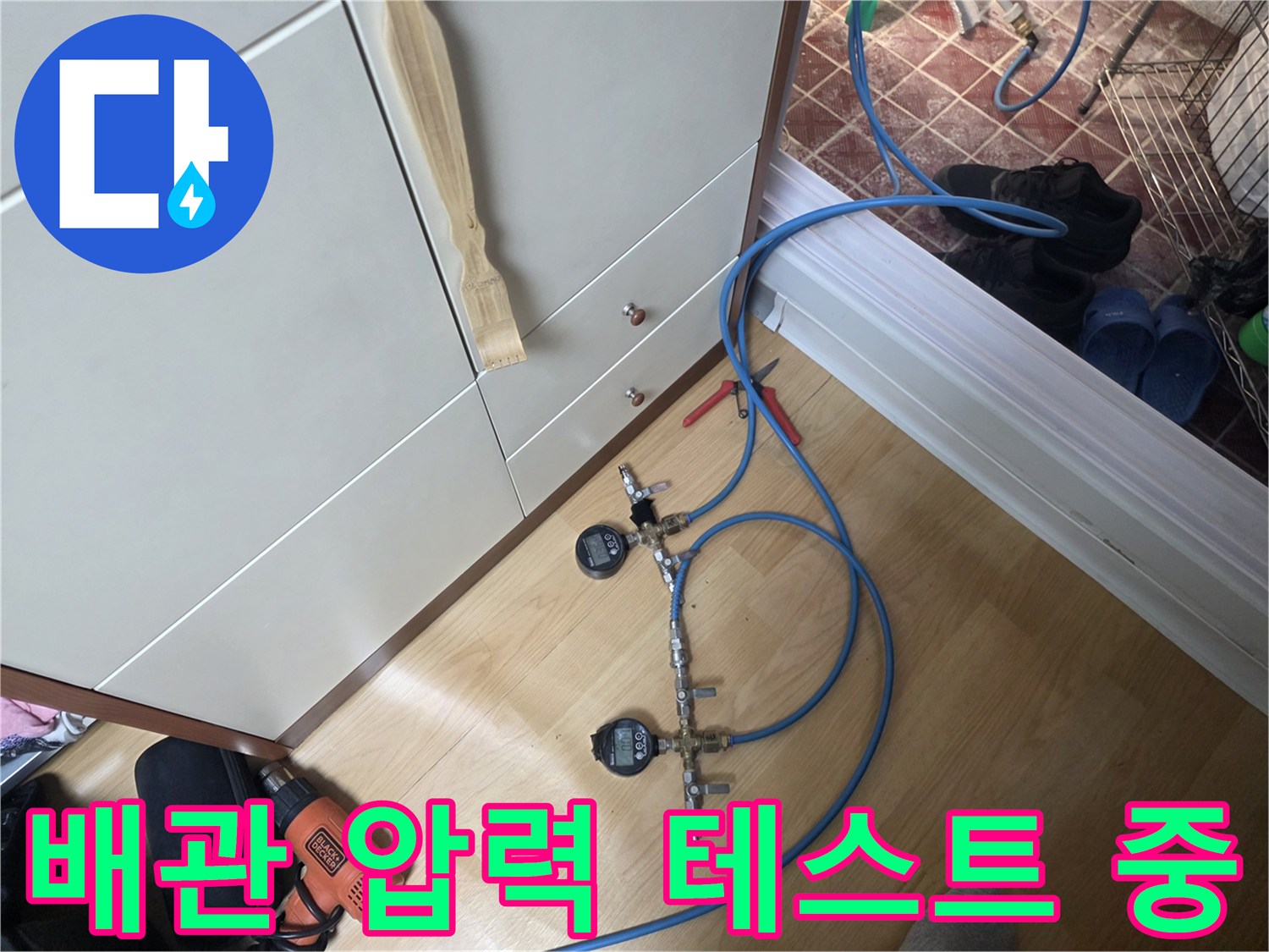 배관-공압-테스트-를-위한-압력계-설치-장면