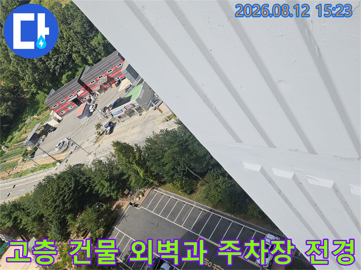 높은 곳에서 내려다본-아파트 단지-주차장과 주변-건물 풍경