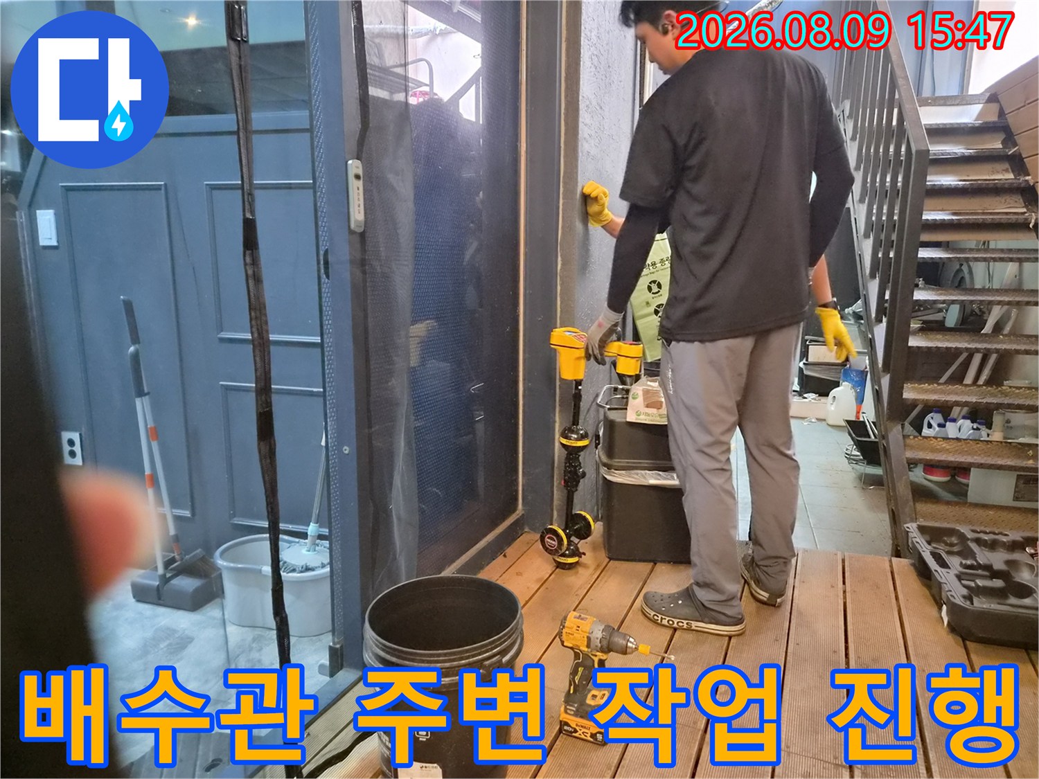 상가 내부의 노출된 하수관로를 점검하는 엔지니어의 모습입니다.